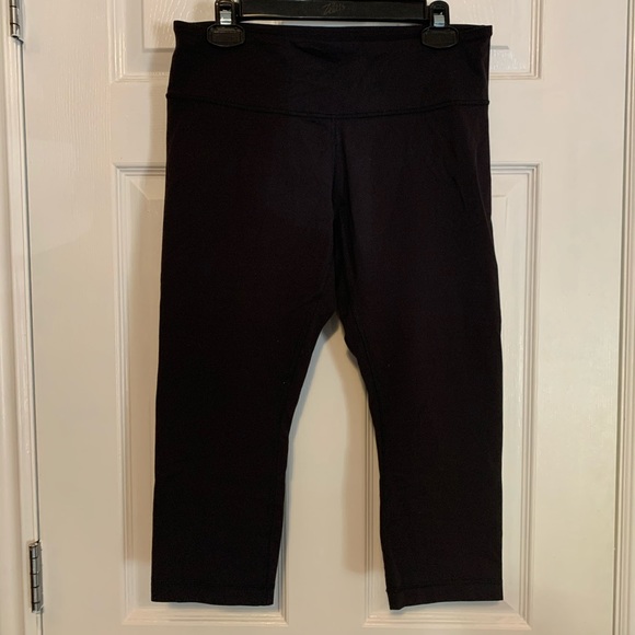 Lululemon black wonder under crop